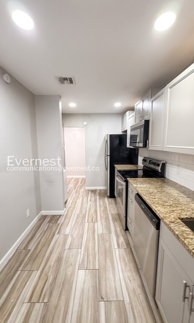 Building Photo - 2 Bed/1 Bath Townhome with Modern Amenities / Pet-Friendly / Coming Soon!