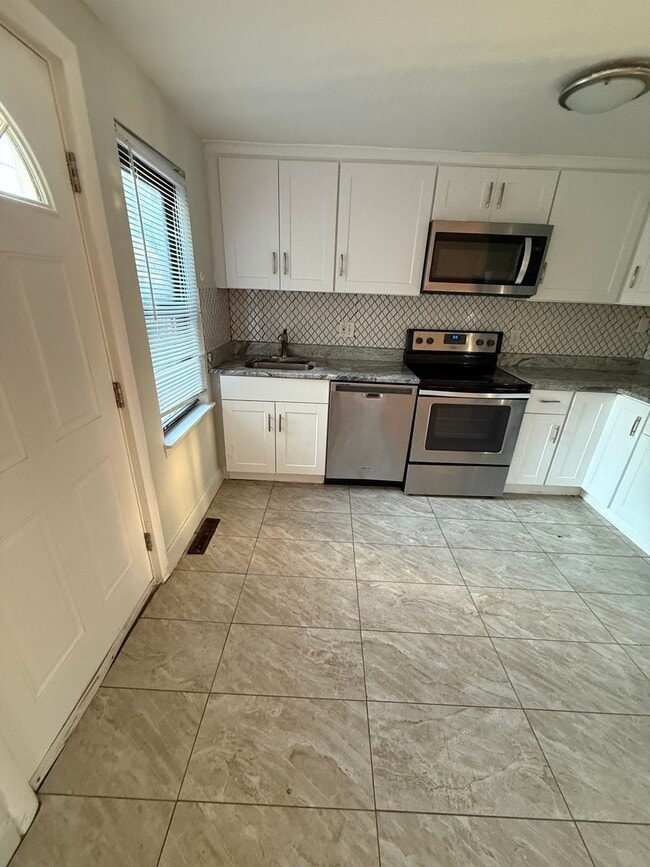 Building Photo - 11 Brownell Cir
