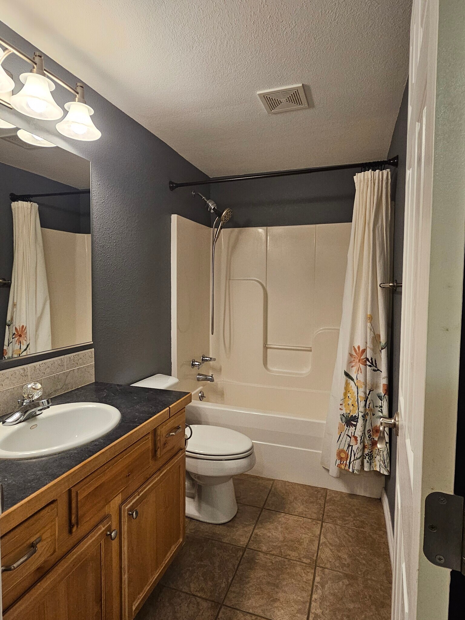 Building Photo - 1138 Lakecrest Ct