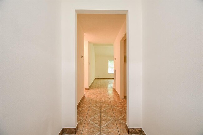 Building Photo - 2430 Ridge Hollow Dr