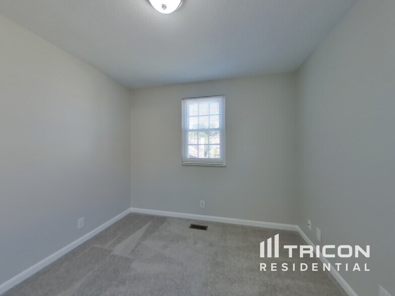 Building Photo - 802 Bexhill Ct N