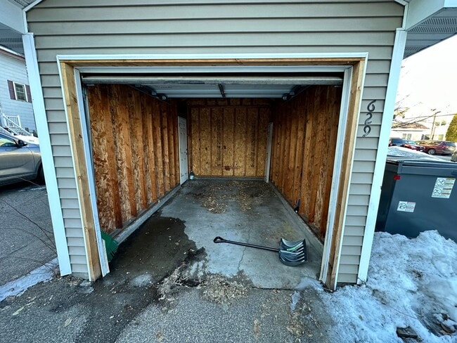 Building Photo - Updated 5-BR, 2-BA Apartment by the U of M Available!