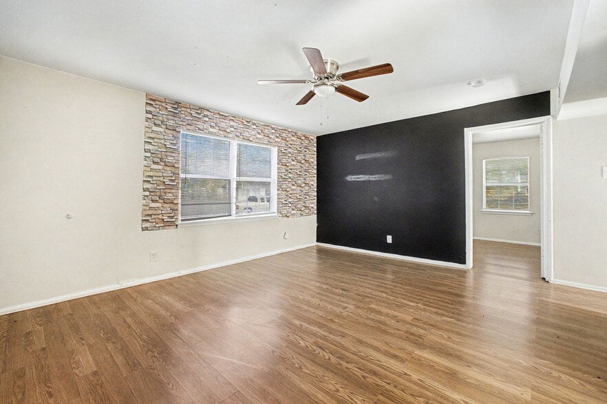 Building Photo - 2216 Riverview Dr