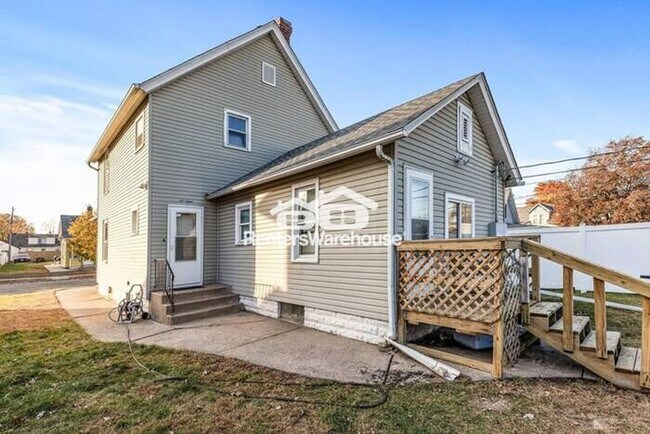 Building Photo - Available now - Spacious 1 Bedroom 1 Bath Upper Level Duplex in South Saint Paul