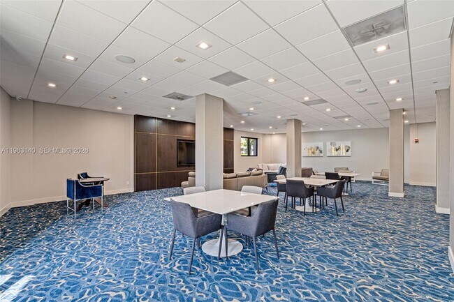 Building Photo - 90 Edgewater Dr