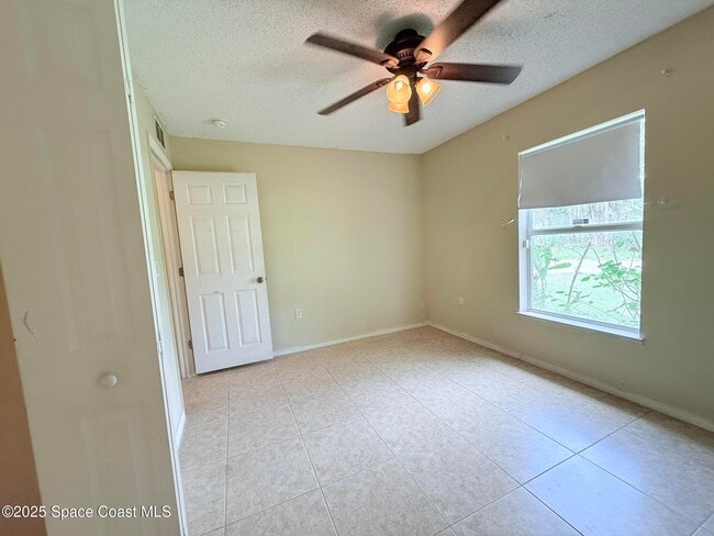 Building Photo - 3232 Wallace Ave