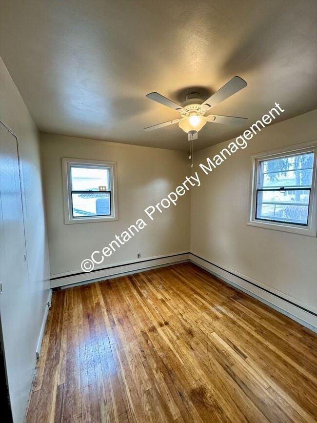 Building Photo - Pet friendly 2 bedroom house with a large lawn!