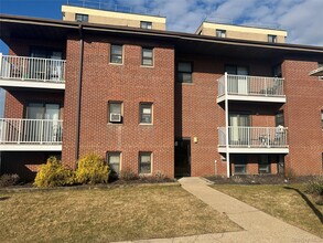 Building Photo - 475 W Broadway