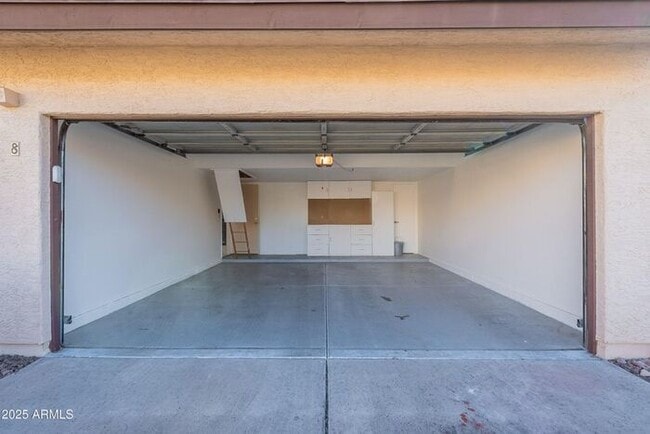 Building Photo - 3-bedroom townhome in great central Phoeni...
