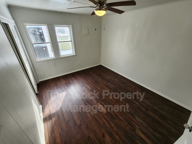 Building Photo - 631 N Hickory Ave