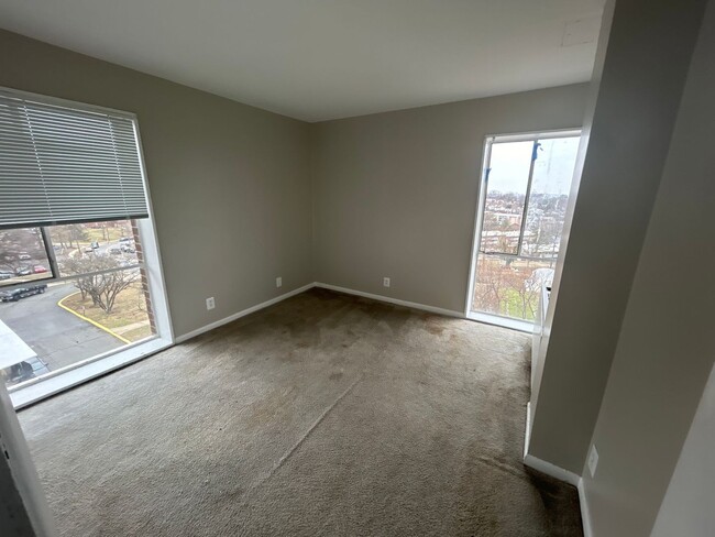 Building Photo - NEWLY AVAILABLE - RENOVATED 3 BR UNIT IN T...