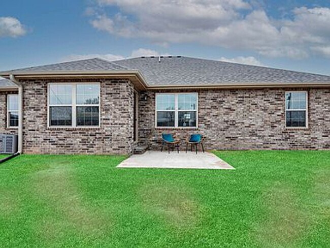 Building Photo - Luxury, Location, and Convenience.