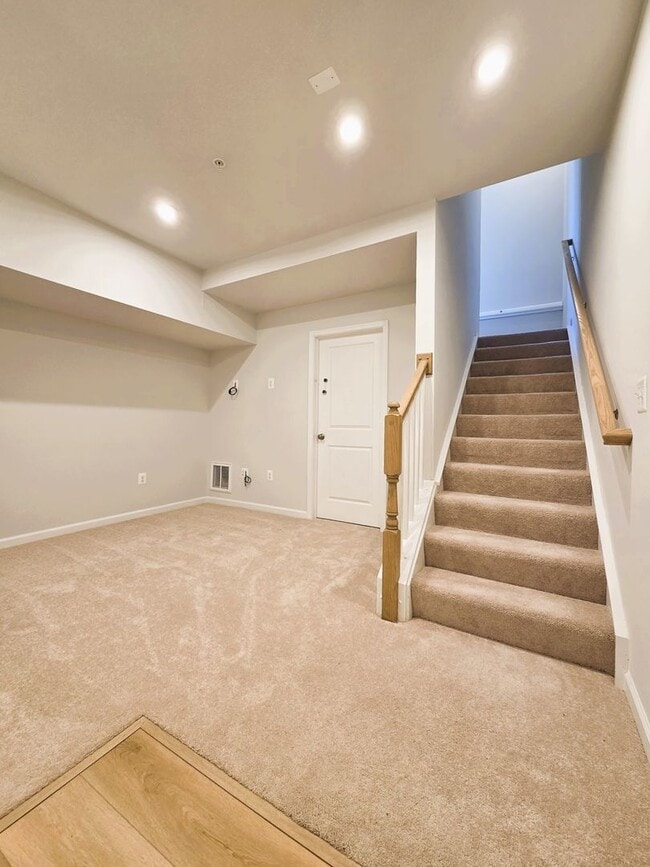 Building Photo - Newer ground level condo in Coalfield Station located in highly desireable Midlothian.