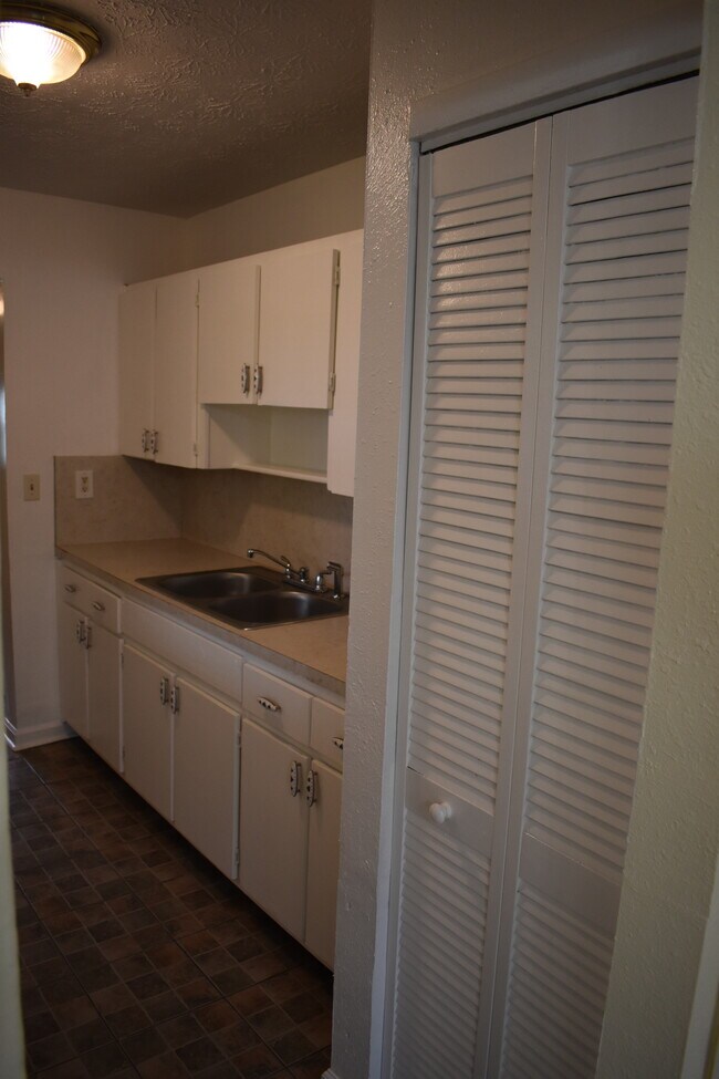 Building Photo - 2526 Red Robin Dr W