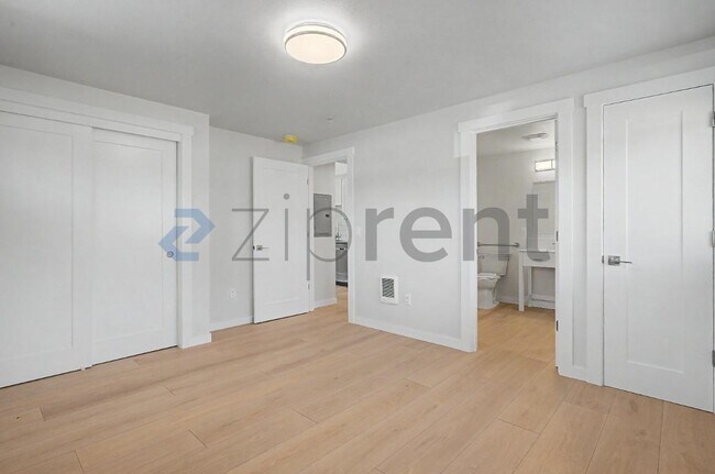 Building Photo - 4327 Arnold St NE