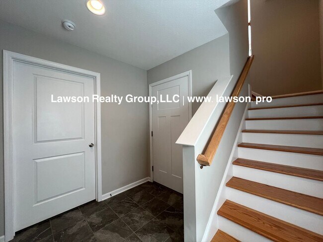 Building Photo - Upscale Three Bedroom in Colonial Green with Garage