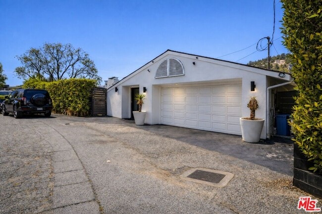 Building Photo - 8810 Hollywood Blvd