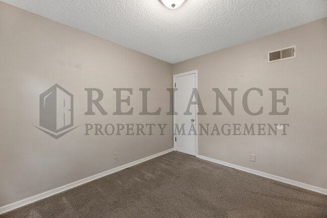 Building Photo - 607 S Christine Ave