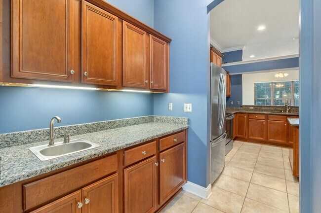 Building Photo - 4 Bedroom in Ideal Neighborhood!!