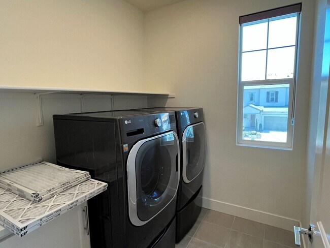 Building Photo - Spacious 4-Bedroom Home in Prime Tracy Loc...