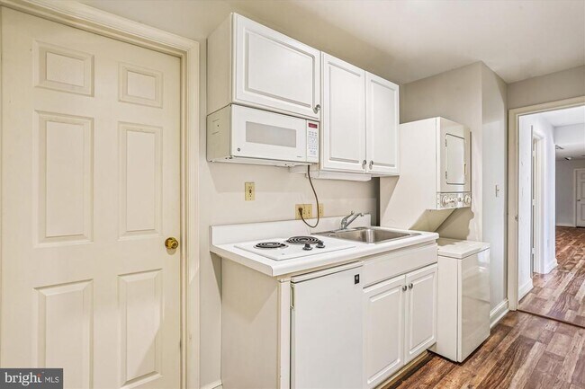 Building Photo - 9939 Bentcross Dr