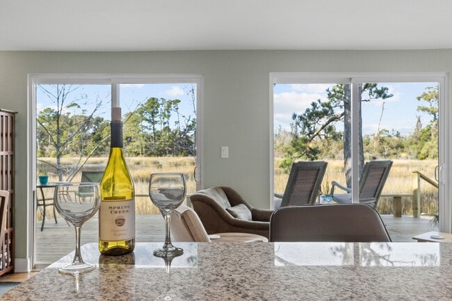 Building Photo - Marsh View Beaufort Home Available Now
