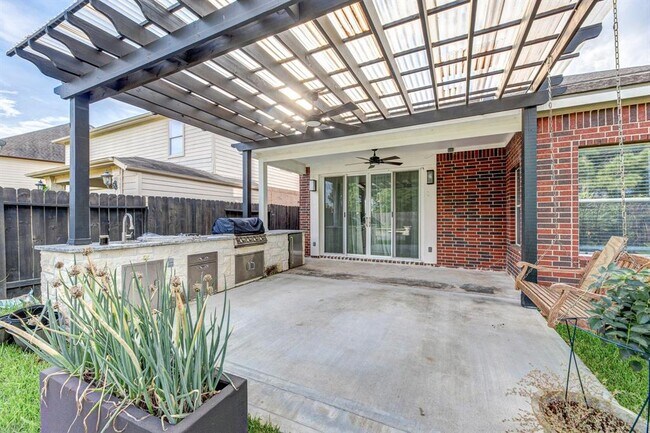 Building Photo - 25951 Ravenside Dr