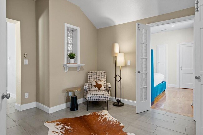 Building Photo - 2106 Kenwood Ave