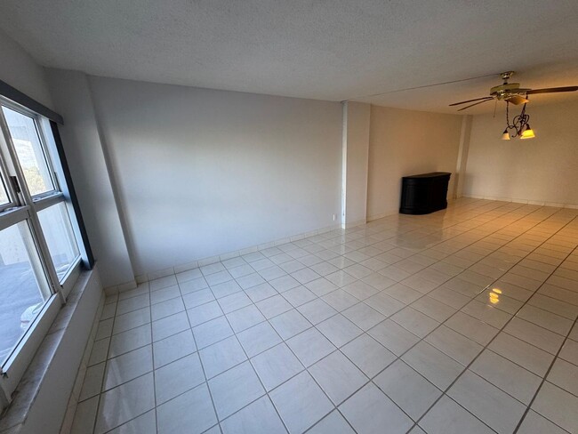 Building Photo - 2 Bed 2 Bath Condo Just Steps From The Oce...