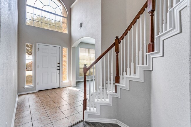 Building Photo - Welcome home to this spacious 4-bedroom, 2...