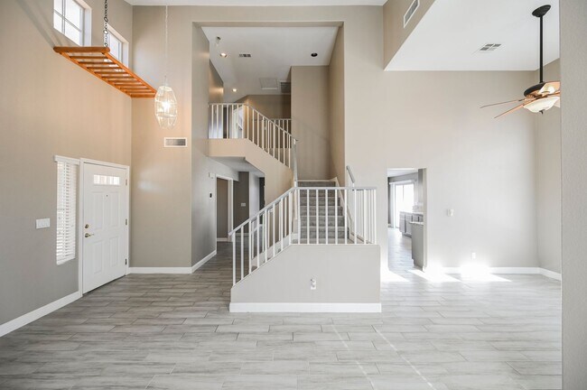 Building Photo - Beautiful 2 Story Home With Pool!!!