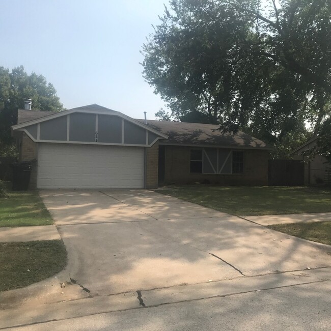 Primary Photo - House in Moore!