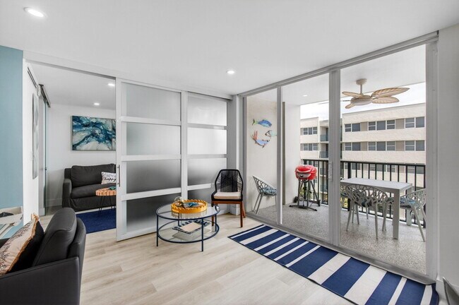 Building Photo - 1236 Hillsboro Mile