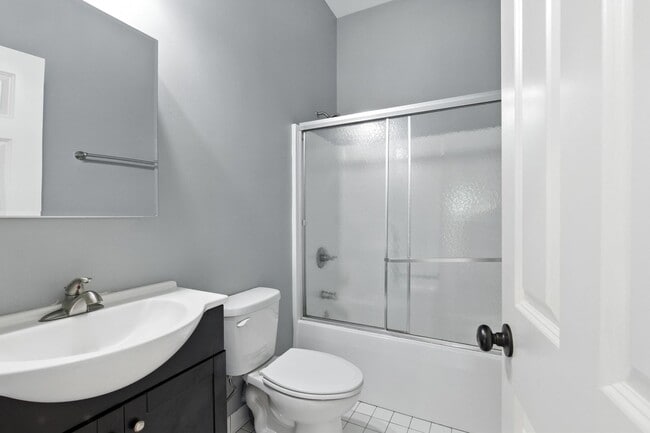 Building Photo - North Thomas 472-492