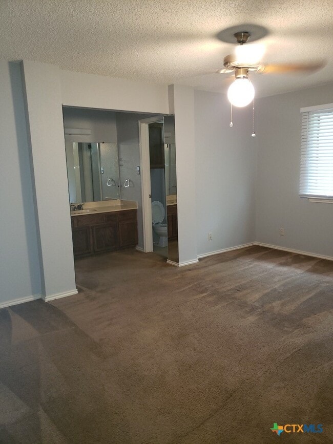 Building Photo - 2102 Cascade Dr