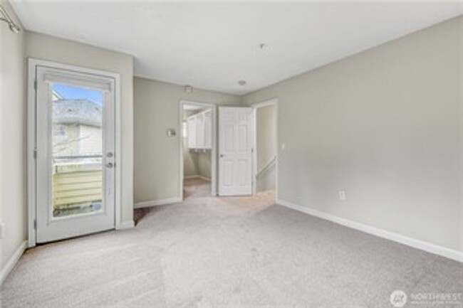 Building Photo - 3Bd/2.5Ba Kirkland Townhouse