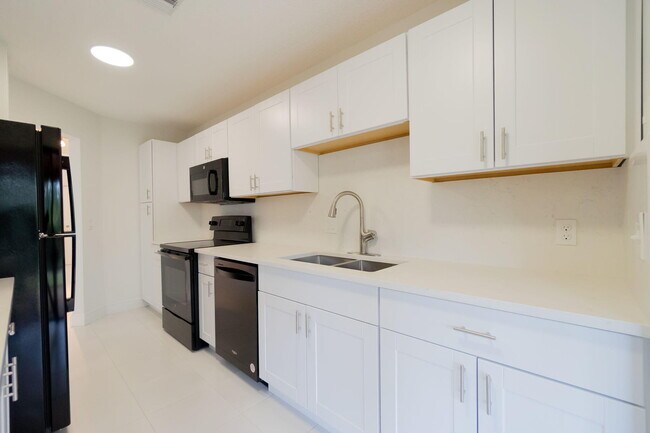 Building Photo - 12236 Sag Harbor Ct