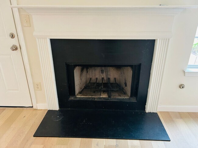 Building Photo - Beautiful 4 bedroom, 2.5 bathroom home in ...