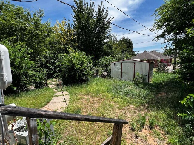 Building Photo - Huge 2 bed 1 bath