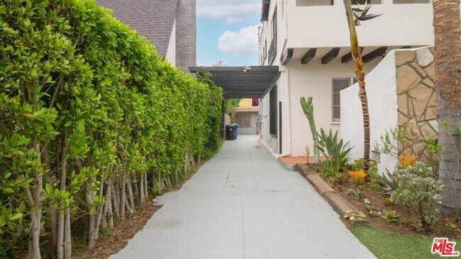 Building Photo - 1437 Ridgeley Dr