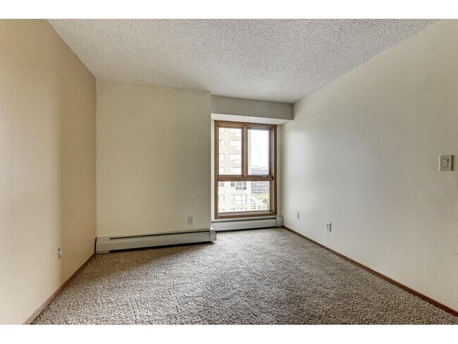 Building Photo - 433 S 7th St