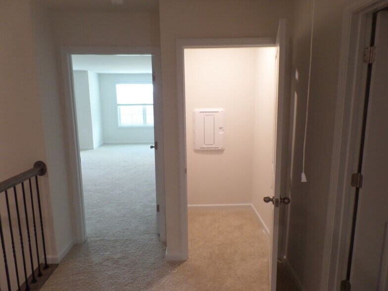 Building Photo - 711 Andrade Dr