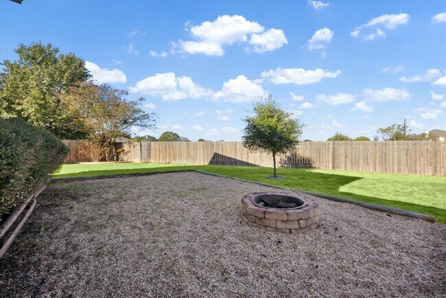 Building Photo - 15721 Ecorio Dr