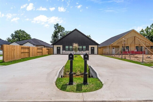 Building Photo - 9110 Everglade Dr