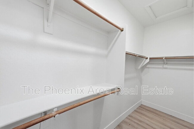 Building Photo - 554 E San Carlos Way