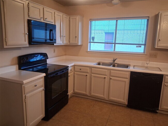 Building Photo - 1402 River Rock Dr