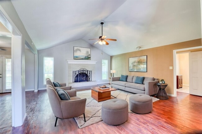 Building Photo - 607 Rosewood Dr