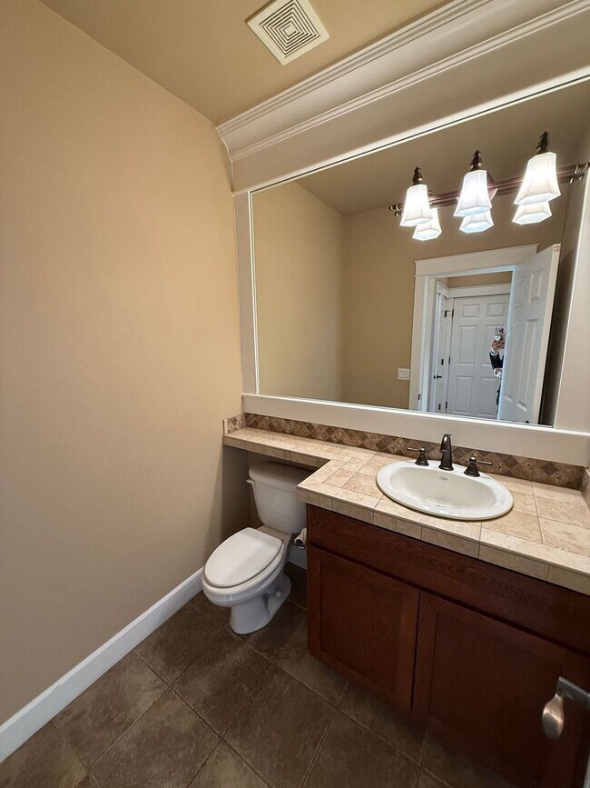 Building Photo - Stunning large 3 bedroom plus bonus rooms ...