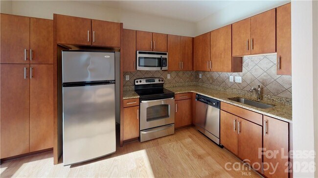 Building Photo - 2200 Lyndhurst Ave