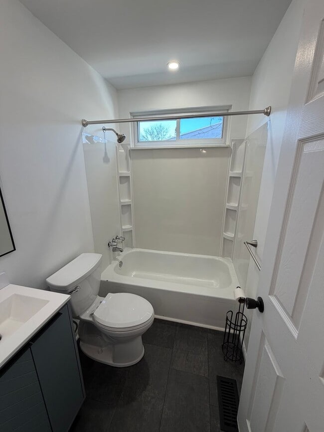 Building Photo - Remodeled 4BR/2BA Home in Lansing — Move in ready